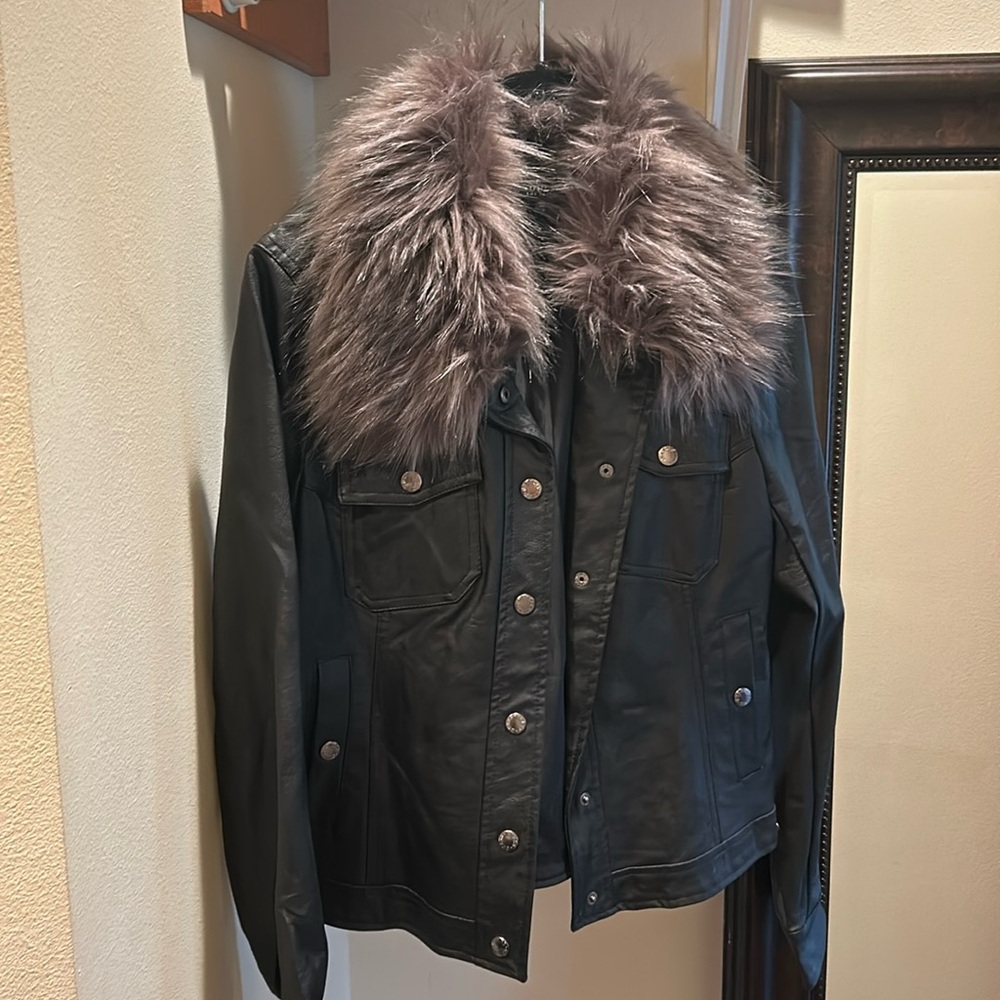 SOLD Guess jacket with faux fur.
